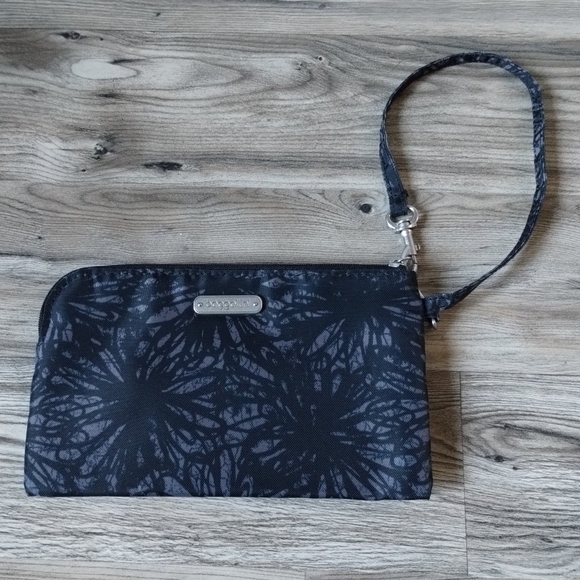 Baggallini RFID Wristlet in Onyx Floral - Picture 1 of 5